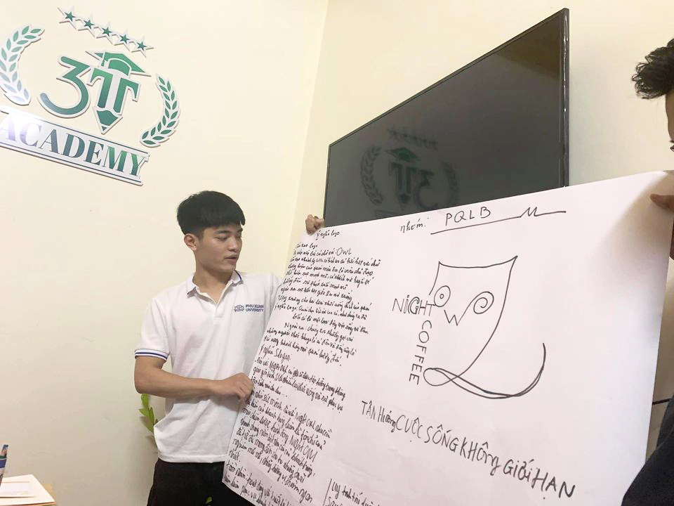 Sinh viên lớp K16 QTKD Trường Đại học Phú Xuân đến thực tế học phần Quản trị thương hiệu 