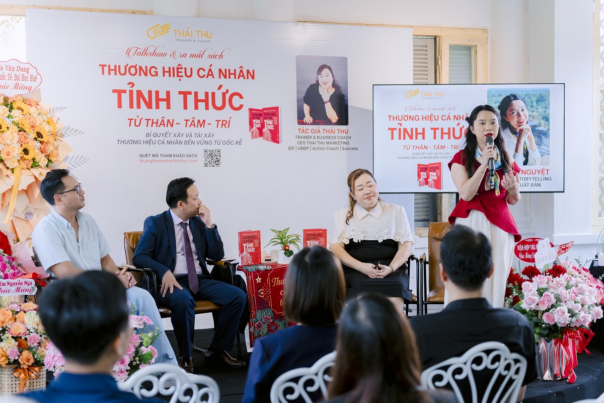 Các diễn giả uy tín như ông Phạm Tô Hoài, bà Lê Minh Nguyệt và ông Tôn Anh Duy cùng tác giả tại chương trình tọa đàm trong buổi ra mắt sách