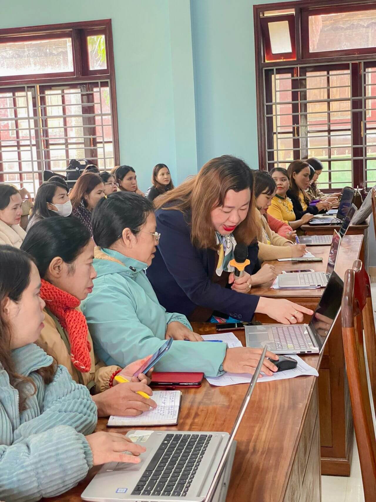 Tập huấn kỹ năng quay dựng video, tiếp cận thương mại điện tử cho chị em khởi nghiệp A Lưới, TP. Huế