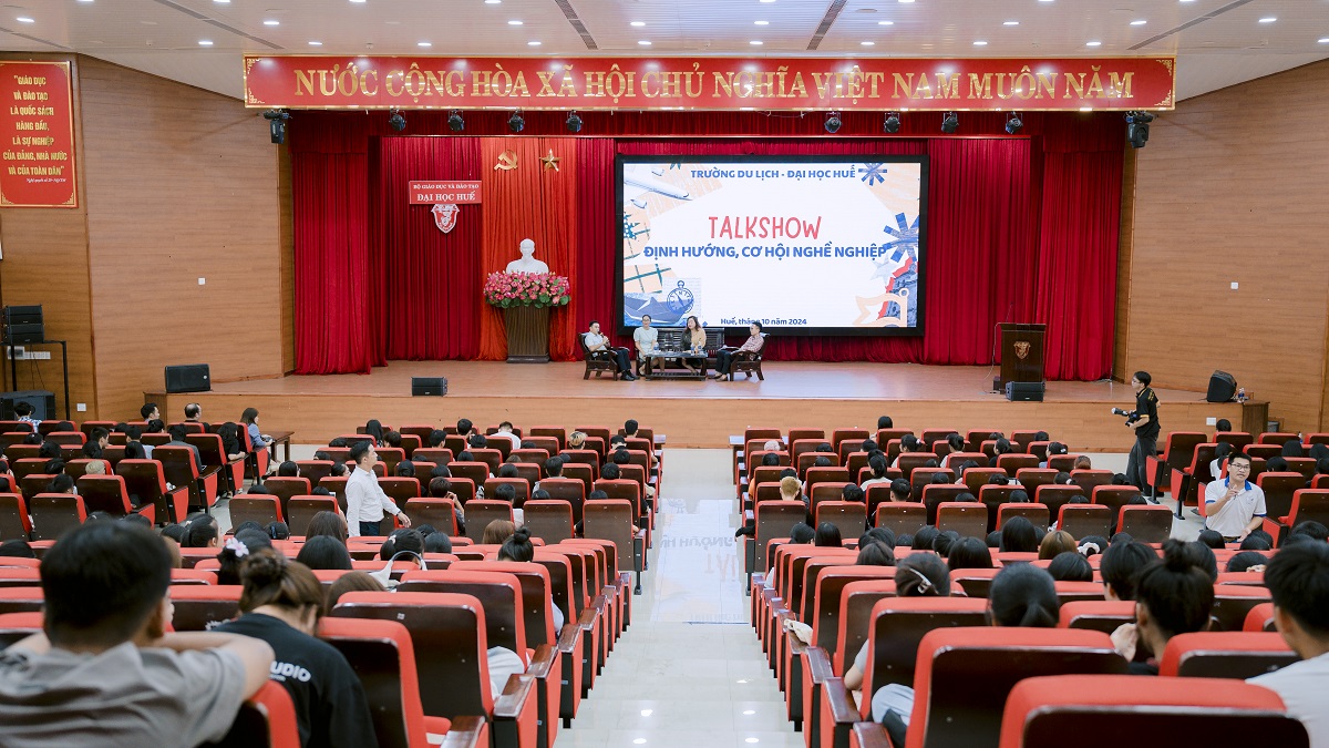 TALKSHOW: ĐỊNH HƯỚNG NGHỀ NGHIỆP CHO GẦN 1000 SINH VIÊN TRƯỜNG DU LỊCH HUẾ